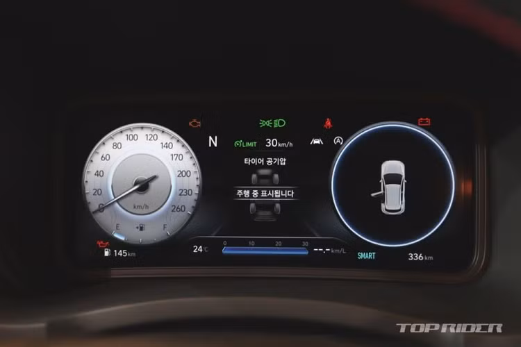 Trên phiên bản N-Line, Hyundai Kona thế hệ mới được trau chuốt kỹ lưỡng hơn ở một số chi tiết như hốc hút gió ở nắp ca-pô, mâm xe thể thao 18 inch, cản dưới sửa đổi cùng bộ logo được bố trí trực tiếp ở giữa mặt ca-lăng thay vì đặt phía trên nắp ca-pô như bản thường, cản sau có thêm bộ khuếch tán gió, 2 ống xả đặt lệch một bên.