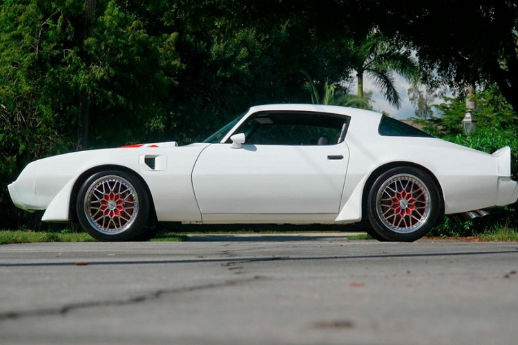 Xe cổ Pontiac Turbo Trans Am được chủ nhân trang bị với một bộ khung G-Machine kéo dài để phù hợp lắp đặt một hệ truyền động mới. Cụ thể, chiếc xe có lắp một động cơ V8 LS9 dung tích 6.9 lít với một bộ tăng áp kép và hệ thống bôi trơn khô. Nhờ vậy, chiếc Pontiac 1981 giờ đây mạnh những 1.300 mã lực, gấp gần 6,5 lần so với 201 mã lực tiêu chuẩn của xe gốc.