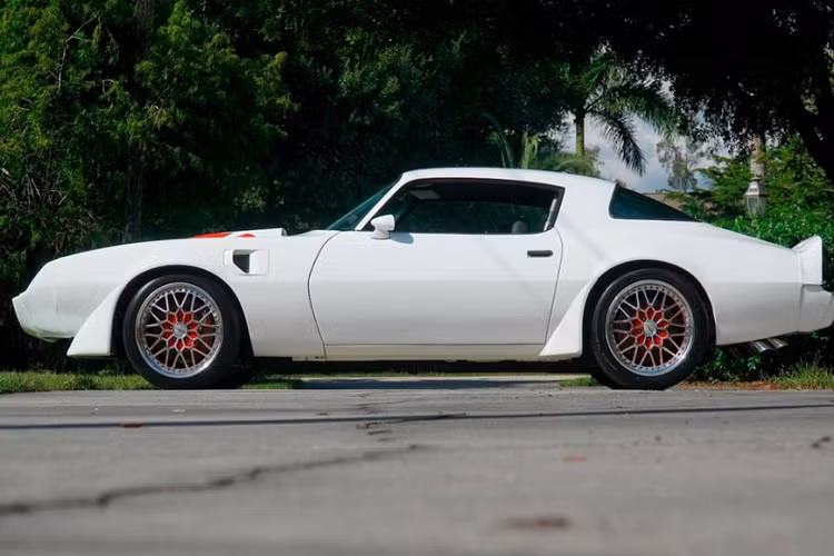 Xe cổ Pontiac Turbo Trans Am được chủ nhân trang bị với một bộ khung G-Machine kéo dài để phù hợp lắp đặt một hệ truyền động mới. Cụ thể, chiếc xe có lắp một động cơ V8 LS9 dung tích 6.9 lít với một bộ tăng áp kép và hệ thống bôi trơn khô. Nhờ vậy, chiếc Pontiac 1981 giờ đây mạnh những 1.300 mã lực, gấp gần 6,5 lần so với 201 mã lực tiêu chuẩn của xe gốc.