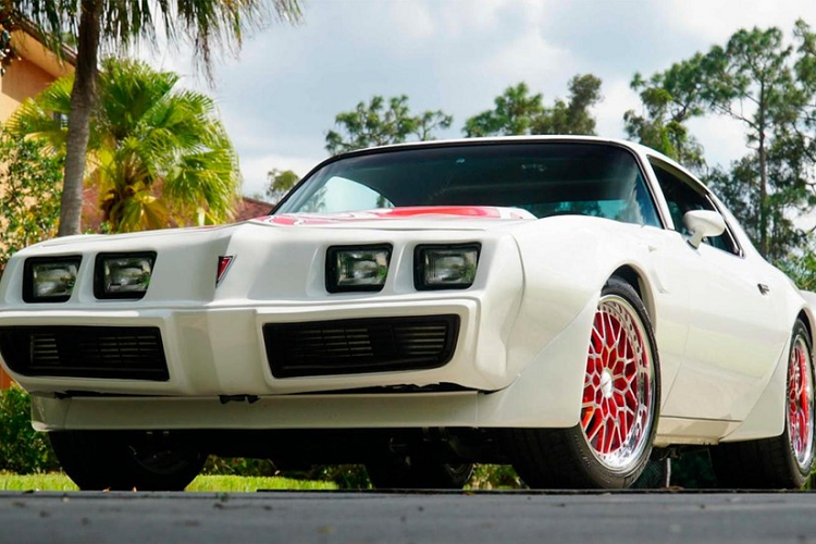 Một chiếc Pontiac Turbo Trans Am 1981 độ từ đâu tới đuôi với hiệu suất ngang ngửa những siêu xe tốc độ nhất ngày nay sẽ được bán đấu giá vào cuối tuần này. Chiếc xe cơ bắp cổ điển này được đặt tên “Full Force Trans Am” và chế tạo với chi phí khoảng 300.000 USD bởi công ty Schwartz Performance ở Woodstock, Illinois, Mỹ.