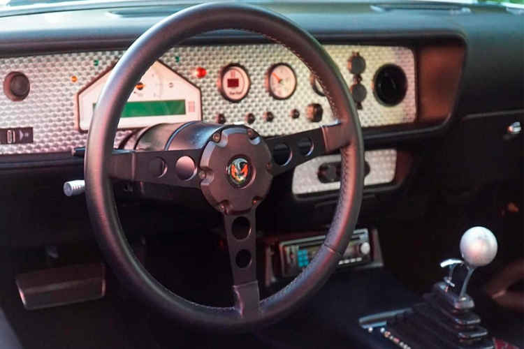 Bất kỳ chiếc xe nào có sức mạnh như này cũng cần một số nâng cấp nghiêm túc về hệ thống treo và phanh, và Full Force Trans Am đương nhiên không phải ngoại lệ. Nó có trang bị thanh lò xo cuộn RideTech và đĩa phanh khoan chéo 14 inch với kẹp phanh sáu pít-tông ở cả bốn góc.