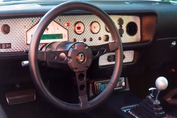 Bất kỳ chiếc xe nào có sức mạnh như này cũng cần một số nâng cấp nghiêm túc về hệ thống treo và phanh, và Full Force Trans Am đương nhiên không phải ngoại lệ. Nó có trang bị thanh lò xo cuộn RideTech và đĩa phanh khoan chéo 14 inch với kẹp phanh sáu pít-tông ở cả bốn góc.