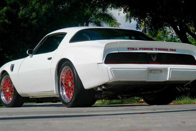 Ngoài ra, nội thất xe cũng nhận được một số thay đổi. Chúng bao gồm khung chống lật Tiger Cage không gỉ RideTech, cụm đồng hồ đo độ, hệ thống điều hòa nhiệt độ Vintage Air Gen IV và ghế bọc da Procar Scat Rally 1000. Không rõ giá xe Pontiac Turbo Trans Am 1981 này sẽ được bán ra bao nhiêu, nhưng dựa trên những gì chúng ta thấy ở đây thì chắc chắn không rẻ.