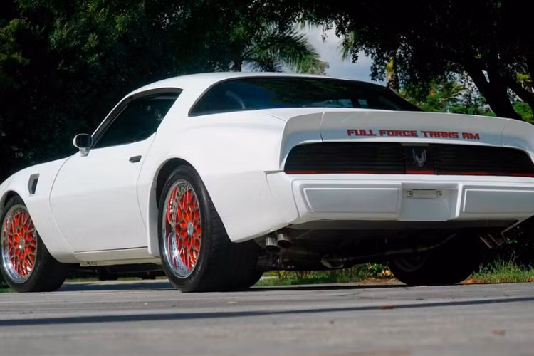 Ngoài ra, nội thất xe cũng nhận được một số thay đổi. Chúng bao gồm khung chống lật Tiger Cage không gỉ RideTech, cụm đồng hồ đo độ, hệ thống điều hòa nhiệt độ Vintage Air Gen IV và ghế bọc da Procar Scat Rally 1000. Không rõ giá xe Pontiac Turbo Trans Am 1981 này sẽ được bán ra bao nhiêu, nhưng dựa trên những gì chúng ta thấy ở đây thì chắc chắn không rẻ.