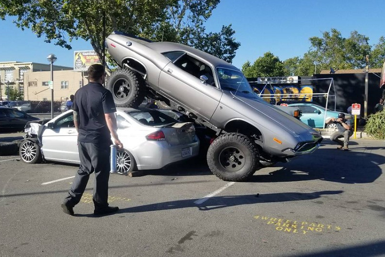 Bộ lốp xe là BF-Goodrich KM2 cỡ 37 inch, và chúng lắp vừa ngon lành dưới tắm chắn bùn nguyên bản của chiếc Challenger. Người bán khẳng định rằng kể cả với bộ lốp xe và trang bị nâng gầm lớn, chiếc xe vẫn chạy tốt trên đường phố, thậm chí đủ thoải mái cho những chuyến đi dài. Hơn nữa, không gian nội thất xe cũng được làm mới gần như hoàn toàn, lắp thêm hệ thống âm thanh Bluetooth và một camera lùi.