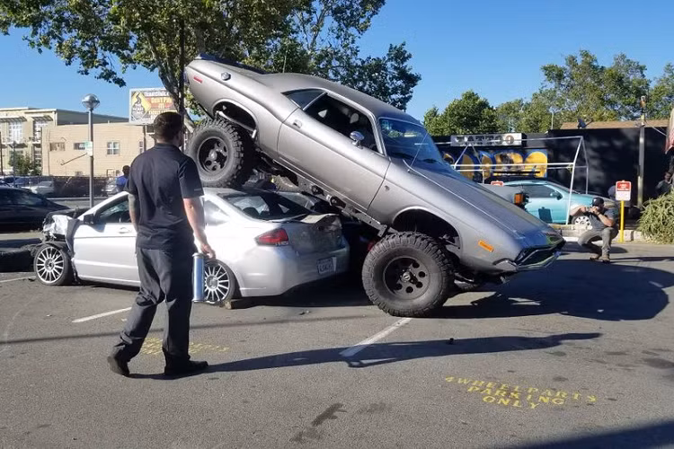 Bộ lốp xe là BF-Goodrich KM2 cỡ 37 inch, và chúng lắp vừa ngon lành dưới tắm chắn bùn nguyên bản của chiếc Challenger. Người bán khẳng định rằng kể cả với bộ lốp xe và trang bị nâng gầm lớn, chiếc xe vẫn chạy tốt trên đường phố, thậm chí đủ thoải mái cho những chuyến đi dài. Hơn nữa, không gian nội thất xe cũng được làm mới gần như hoàn toàn, lắp thêm hệ thống âm thanh Bluetooth và một camera lùi.