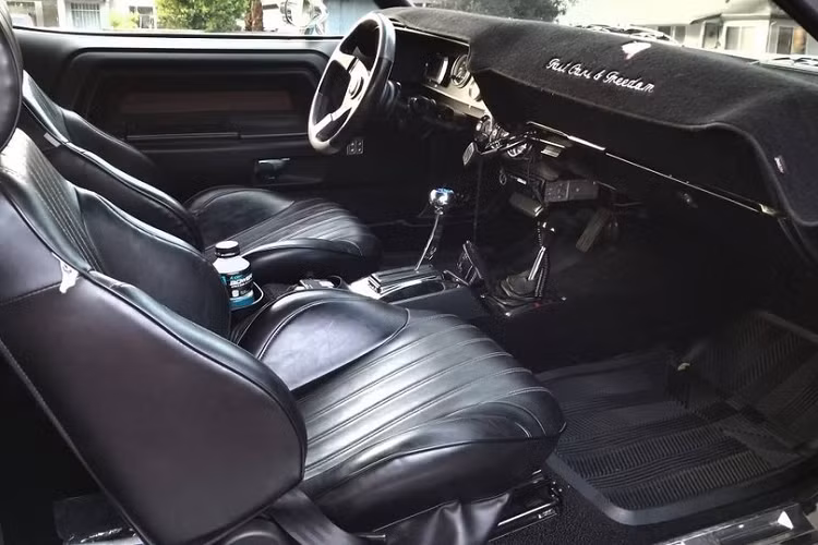 Chủ xe khẳng định rằng anh ta đã đầu tư 40.000 USD vào chiếc xe theo năm tháng (bằng chứng là đống hóa đơn), thế nhưng bây giờ chỉ “bán rẻ” 29.000 USD (tương đương 675 triệu đồng) mà thôi. Chiếc xe chạy trên khung gầm xe quân sự M1009, khối động cơ V8 Mopar dung tích 5.7 lít đã được độ lại với nhiều phụ tùng mới. Phối hợp động cơ V8 là một hộp số tự động 4 cấp với một hộp phân phối, và hệ thống treo bao gồm thanh chống sốc Skyjacker Black MAX được lắp đặt hoàn hảo hiếm thấy.