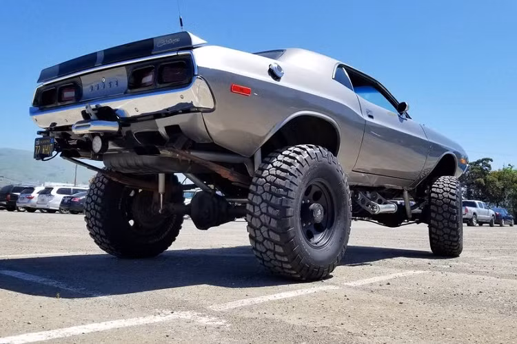 Nhìn chung, cách thức “chuẩn chỉnh” nhất là cố gắng phục chế chiếc xe trở lại nguyên dạng huy hoàng thuở xưa càng chính xác càng tốt. Một hệ thống treo thấp hơn hoặc một bộ la-zăng bóng bẩy, to lớn hơn là các chi tiết thay đổi có thể chấp nhận được. Hãy đảm bảo là bạn không động vào đặc tính “cơ bắp” của xe.