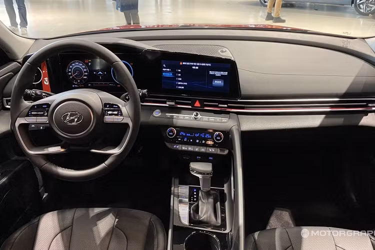 Hyundai cho biết hãng đã kéo chiều dài cơ sở thêm 2,5 cm và khoảng 5 cm chiều dài tổng thể. Nhờ đó Elantra mới trở nên rộng hơn và thấp hơn, với phần nhô ra phía trước ngắn hơn để giúp thay đổi diện mạo của nó. Chiếc xe giờ mang form dáng gần như coupe 4 cửa. Chỗ ngồi trong xe cũng được hạ thấp, tuy nhiên, khoảng để chân vẫn đảm bảo rộng rãi cho người ngồi trước lẫn sau.