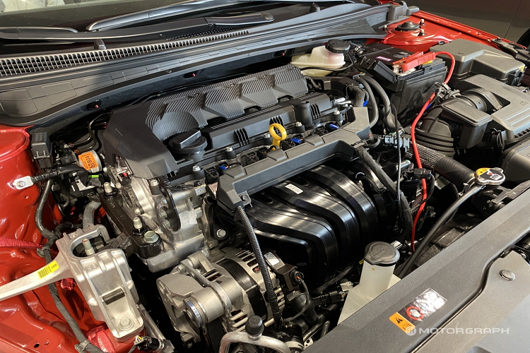 Tại Mỹ, Hyundai Elantra 2021 có các cấu hình gồm SE, SEL, và Premium. Chúng sử dụng động cơ 2.0L công suất xe vào khoảng 147 mã lực và mô-men xoắn cực đại 264 Nm. Lần đầu tiên, Hyundai cung cấp cho Hyundai một tùy chọn Hybrid. Phiên bản này sử dụng động cơ 1.6L kết hợp mô tơ điện, cho công suất tổng 139 mã lực và mô-men xoắn cực đại 179 Nm.