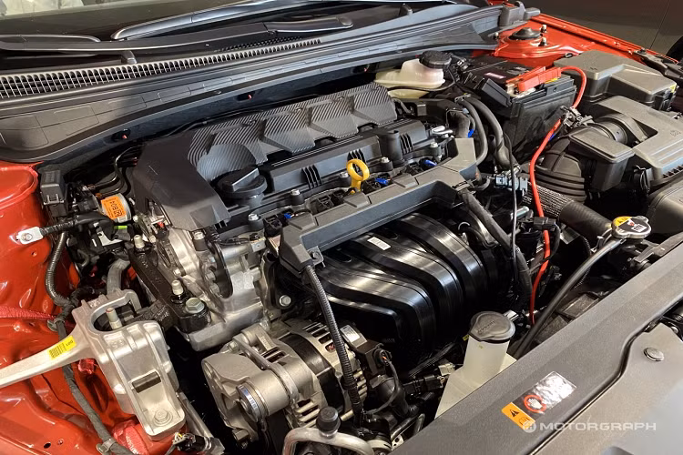 Tại Mỹ, Hyundai Elantra 2021 có các cấu hình gồm SE, SEL, và Premium. Chúng sử dụng động cơ 2.0L công suất xe vào khoảng 147 mã lực và mô-men xoắn cực đại 264 Nm. Lần đầu tiên, Hyundai cung cấp cho Hyundai một tùy chọn Hybrid. Phiên bản này sử dụng động cơ 1.6L kết hợp mô tơ điện, cho công suất tổng 139 mã lực và mô-men xoắn cực đại 179 Nm.