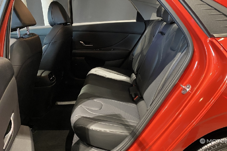 Hyundai Elantra là mẫu xe bán chạy nhất của Hyundai tại Hàn Quốc. Kể từ khi ra mắt vào năm 1990 đến nay, doanh số bán cộng dồn Hyundai Elantra (Avante) tại Hàn Quốc đã đạt tới 13,8 triệu xe. Đối thủ của Hyundai Elantra 2021 là các mẫu xe quen thuộc như Toyota Corolla, Honda Civic, và Mazda3.