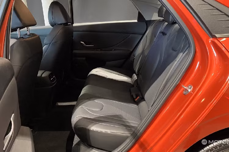 Hyundai Elantra là mẫu xe bán chạy nhất của Hyundai tại Hàn Quốc. Kể từ khi ra mắt vào năm 1990 đến nay, doanh số bán cộng dồn Hyundai Elantra (Avante) tại Hàn Quốc đã đạt tới 13,8 triệu xe. Đối thủ của Hyundai Elantra 2021 là các mẫu xe quen thuộc như Toyota Corolla, Honda Civic, và Mazda3.