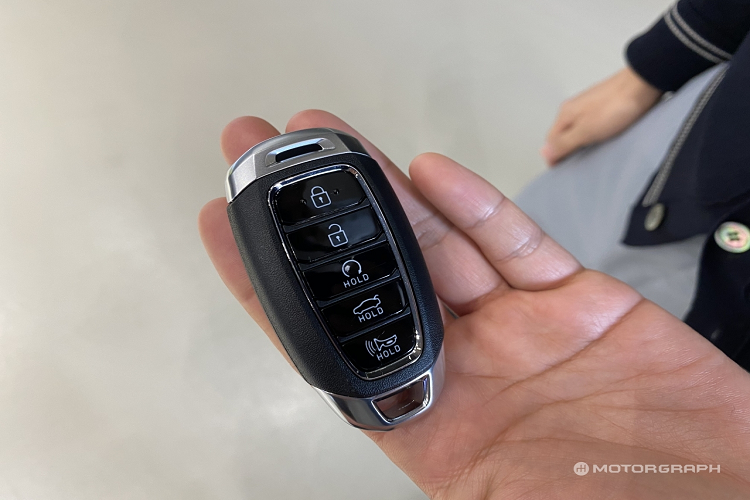 Thế hệ Elantra mới được trang bị màn hình cảm ứng 8.0 inch, với Apple Carplay và Android Auto không dây tiêu chuẩn - lần đầu tiên cho phân khúc. Các cấu hình cao cấp hơn thì được nâng cấp có màn hình cảm ứng 10,3 inch lớn hơn kết hợp với cụm đồng hồ kỹ thuật số có kích thước 10,3 inch. Hai màn hình nằm chung trên một mặt phẳng tạo tính liên kết. Thiết kế này khiến chiếc xe hiện tại hơn bất kỳ đối thủ nào cùng phân khúc.