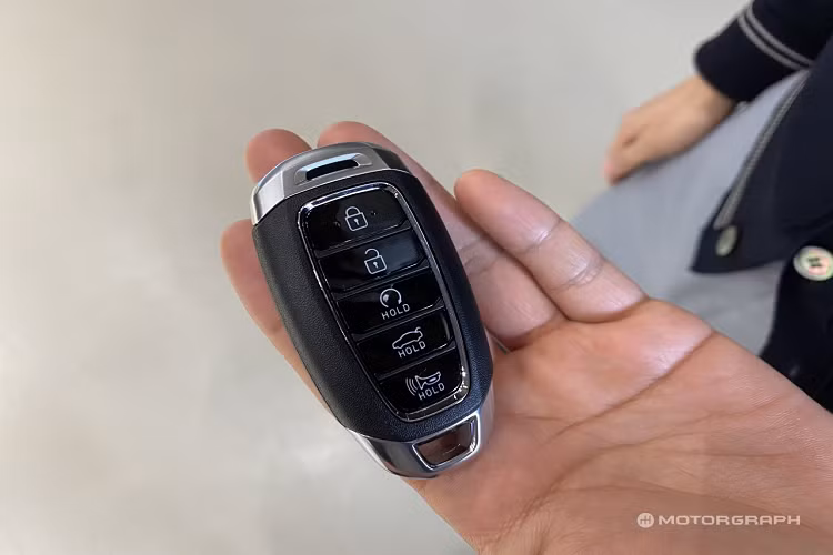 Thế hệ Elantra mới được trang bị màn hình cảm ứng 8.0 inch, với Apple Carplay và Android Auto không dây tiêu chuẩn - lần đầu tiên cho phân khúc. Các cấu hình cao cấp hơn thì được nâng cấp có màn hình cảm ứng 10,3 inch lớn hơn kết hợp với cụm đồng hồ kỹ thuật số có kích thước 10,3 inch. Hai màn hình nằm chung trên một mặt phẳng tạo tính liên kết. Thiết kế này khiến chiếc xe hiện tại hơn bất kỳ đối thủ nào cùng phân khúc.