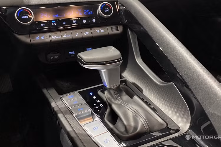 Tại Hàn Quốc, Hyundai Elantra hoàn toàn mới có 2 phiên bản động cơ, gồm máy xăng 1.6 MPI, cho công suất 123 mã lực, mô men xoắn 154 Nm, kết hợp hộp số sàn 6 cấp hoặc hộp số CVT. Trong khi đó, bản LPG dùng động cơ 1.6 LPI cho công suất 120 mã lực và mô men xoắn 152 Nm, kết hợp tuỳ chọn hộp số tự động 6 cấp.