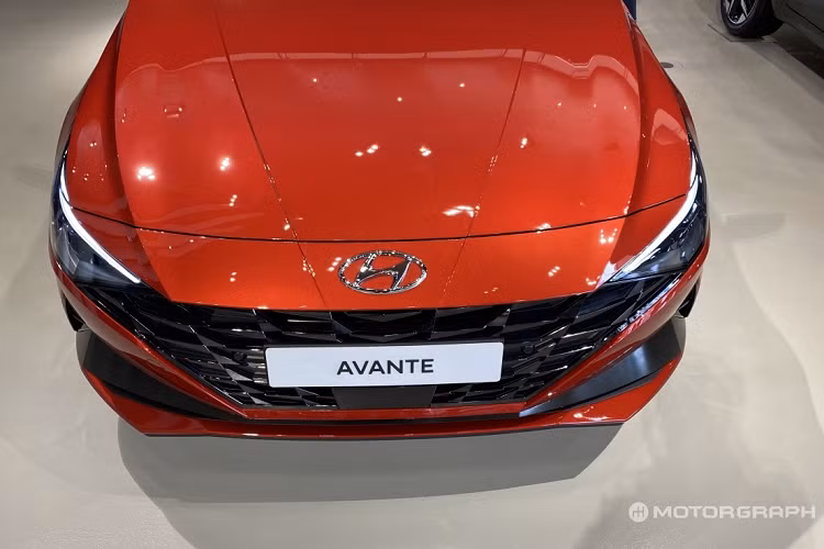 Tại Hàn Quốc, Elantra thế hệ mới 2021 có tên gọi Avante 2021, bán ra từ 15,31 – 23,92 triệu won (293-457 triệu đồng). Giá xe Hyundai Elantra 2021 khá hợp lý, cộng với những nâng cấp mới, Elantra/Avante thật sự đã gây được cơn sốt cho thị trường, mặc cho những ảnh hưởng của đại dịch COVID. Chỉ riêng trong ngày đầu tiên ra mắt Hyundai đã nhận 10.058 đơn đặt hàng, và con số này ngày một tăng.