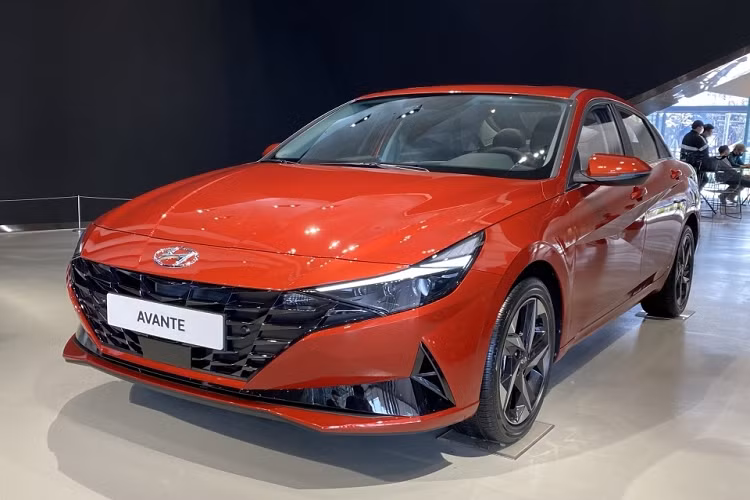  Hyundai Elantra 2021 mới đã ra mắt online từ tháng 3/2020. Trong bối cảnh COVID-19 hoành hành, hãng chưa công bố ngày mở bán tại Mỹ. Tuy nhiên, tại Hàn Quốc, mẫu xe này đã chính thức được phân phối từ ngày 7/4. Xe có giá bán vô cùng hấp dẫn đi cùng hàng loạt nâng cấp từ kích thước, ngoại hình, tiện nghi và công nghệ. Ngoài ra, Hyundai còn cho biết họ muốn đem Elantra mới "quay lại với nguồn gốc sedan thể thao".
