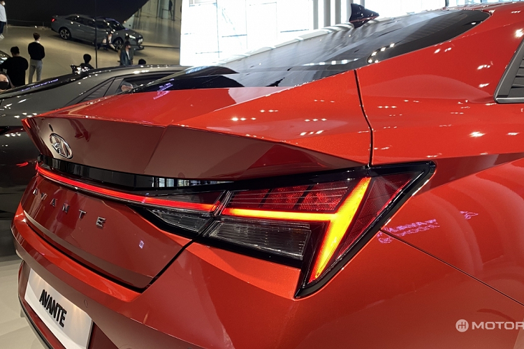 Elantra 2021 xóa bỏ đi dáng hình trung tính và tròn lẳng của model cũ. Thay vào đó, đập vào mắt người dùng là lưới tản nhiệt 3D khổng lồ, tương tự như trên Sonata, cụm đèn pha LED chữ V kết hợp đèn mí đẹp mắt, cản trước sâu và rộng tạo vẻ bề thế, dữ dằn. Kết hợp với đó là phần thân được dập nổi kiểu zik zak và bộ mâm 5 cánh đặc biệt.