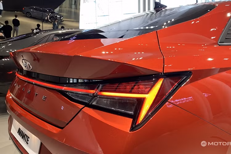 Elantra 2021 xóa bỏ đi dáng hình trung tính và tròn lẳng của model cũ. Thay vào đó, đập vào mắt người dùng là lưới tản nhiệt 3D khổng lồ, tương tự như trên Sonata, cụm đèn pha LED chữ V kết hợp đèn mí đẹp mắt, cản trước sâu và rộng tạo vẻ bề thế, dữ dằn. Kết hợp với đó là phần thân được dập nổi kiểu zik zak và bộ mâm 5 cánh đặc biệt.