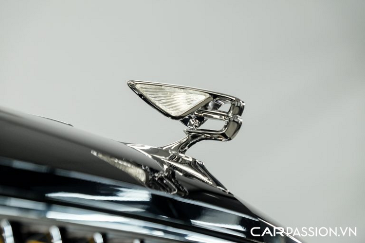 Không chỉ được thiết kế lại toàn bộ, ngoại hình của xe cũng có một số sự khác biệt khi kích thước tổng thể được gia tăng. Cụ thể, chiều dài x rộng x cao của Flying Spur 2020 lần lượt là 5.316 x 2.220 x 1.483 mm, chiều dài trục cơ sở 3.194 mm. Mẫu sedan siêu sang sử dụng bộ mâm 10 chấu dạng xoáy với bề mặt được mạ chrome sáng bóng, ẩn phía sau là cùm phanh Bentley được sơn đen kết hợp cùng đĩa phanh có đường kính lớn. Hãng xe sang Anh Quốc cũng đã thay đổi khe thoát khí hình chữ “B” ở hai bên hông và logo “W12” tượng trưng cho khối động cơ trên xe được đính ngay phía dưới.