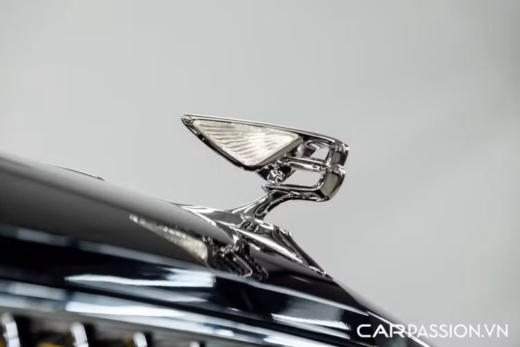 Không chỉ được thiết kế lại toàn bộ, ngoại hình của xe cũng có một số sự khác biệt khi kích thước tổng thể được gia tăng. Cụ thể, chiều dài x rộng x cao của Flying Spur 2020 lần lượt là 5.316 x 2.220 x 1.483 mm, chiều dài trục cơ sở 3.194 mm. Mẫu sedan siêu sang sử dụng bộ mâm 10 chấu dạng xoáy với bề mặt được mạ chrome sáng bóng, ẩn phía sau là cùm phanh Bentley được sơn đen kết hợp cùng đĩa phanh có đường kính lớn. Hãng xe sang Anh Quốc cũng đã thay đổi khe thoát khí hình chữ “B” ở hai bên hông và logo “W12” tượng trưng cho khối động cơ trên xe được đính ngay phía dưới.