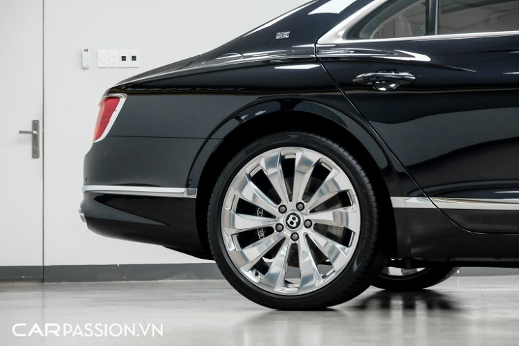 Điểm nhấn đáng chú ý ở phần đầu xe chính là thiết kế logo chữ “B” hoàn toàn mới, bổ sung thêm đèn chiếu sáng hiện đại, logo này có thể được điều chỉnh thò thụt từ bên trong xe thông qua một nút bấm, tạo sự khác biệt so với thế hệ tiền nhiệm. Ngoài ra, nắp ca-pô của xe có sự xuất hiện của một thanh nẹp kim loại có tác dụng trang trí và gương chiếu hậu được thiết kế tròn, tích hợp đèn xi-nhan.