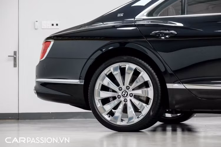 Điểm nhấn đáng chú ý ở phần đầu xe chính là thiết kế logo chữ “B” hoàn toàn mới, bổ sung thêm đèn chiếu sáng hiện đại, logo này có thể được điều chỉnh thò thụt từ bên trong xe thông qua một nút bấm, tạo sự khác biệt so với thế hệ tiền nhiệm. Ngoài ra, nắp ca-pô của xe có sự xuất hiện của một thanh nẹp kim loại có tác dụng trang trí và gương chiếu hậu được thiết kế tròn, tích hợp đèn xi-nhan.