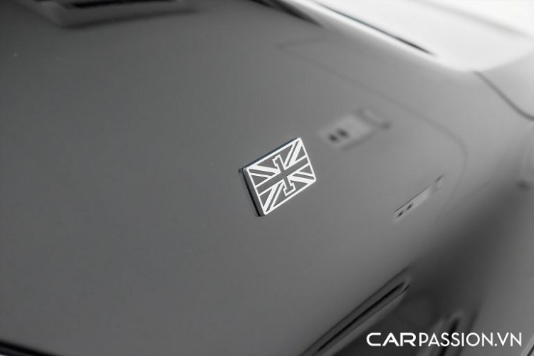 Flying Spur thế hệ mới sử dụng hệ thống âm thanh 10 loa 650W, mặc dù vậy, khách hàng có thể lựa chọn hệ thống âm thanh 16 loa 1.500W từ Bang&amp;Olufsen hoặc hệ thống âm thanh thượng hạng Naim for Bentley gồm 19 loa 2.200W tương tự với chiếc Bentley Flying Spur 2020 trong bài viết.