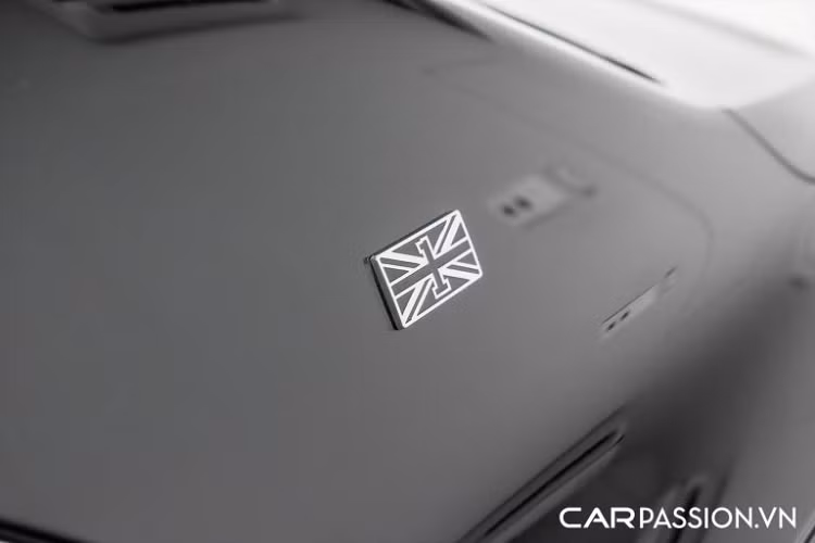 Flying Spur thế hệ mới sử dụng hệ thống âm thanh 10 loa 650W, mặc dù vậy, khách hàng có thể lựa chọn hệ thống âm thanh 16 loa 1.500W từ Bang&amp;Olufsen hoặc hệ thống âm thanh thượng hạng Naim for Bentley gồm 19 loa 2.200W tương tự với chiếc Bentley Flying Spur 2020 trong bài viết.