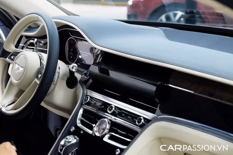 Từ lâu Bentley đã nổi tiếng với việc sử dụng những vật liệu cao cấp vào việc chế tác thủ công khoang nội thất cho các mẫu xe của hãng và Flying Spur 2020 cũng không phải là ngoại lệ. Da bọc bên trong khoang lái phải trải qua một quá trình thuộc da khắt khe và gỗ ốp được chọn lọc kĩ lưỡng nhằm đảm bảo sẽ cung cấp cho khách hàng sản phẩm tốt nhất.