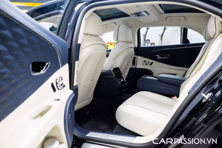 Nội thất của xe được phối với tông màu kem và xanh dương, kết hợp hài hòa với lớp sơn đen ánh xanh ở phần ngoại thất. Các chi tiết như táp-pi cửa và ghế ngồi đều mang họa tiết kim cương bắt mắt. Ở hàng ghế “ông chủ” được trang bị một màn hình điều khiển cảm ứng chạm hoàn toàn mới dành riêng cho hành khách ngồi sau. Màn hình này đem đến khả năng điều khiển dễ dàng, cho phép thao tác những chức năng như massage, điều chỉnh nhiệt độ hoặc chọn cấu hình đèn viền nội thất,