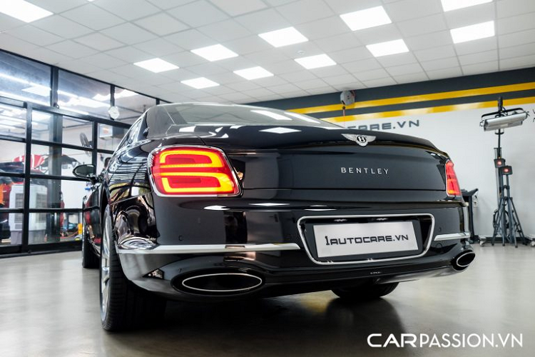 Xe được trang bị khối động cơ W12 tăng áp kép, có dung tích 6.0 lít, sản sinh công suất tối đa 626 mã lực và mô men xoắn cực đại đạt mức 900 Nm. Đi kèm hộp số tự động ZF 8 cấp ly hợp kép và có khối lượng lên đến hơn 2,4 tấn, xe có thể tăng tốc từ 0-100 km/h trong 3,8 giây và có tốc độ tối đa lên đến 333 km/h. Mức giá xe Bentley Flying Spur First Edition 2020 tại Việt nam hiện khoảng 30 tỷ đồng.