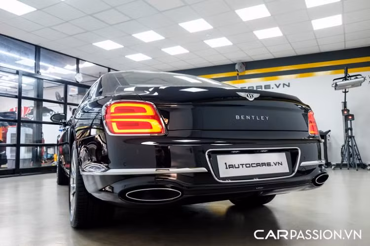 Xe được trang bị khối động cơ W12 tăng áp kép, có dung tích 6.0 lít, sản sinh công suất tối đa 626 mã lực và mô men xoắn cực đại đạt mức 900 Nm. Đi kèm hộp số tự động ZF 8 cấp ly hợp kép và có khối lượng lên đến hơn 2,4 tấn, xe có thể tăng tốc từ 0-100 km/h trong 3,8 giây và có tốc độ tối đa lên đến 333 km/h. Mức giá xe Bentley Flying Spur First Edition 2020 tại Việt nam hiện khoảng 30 tỷ đồng.