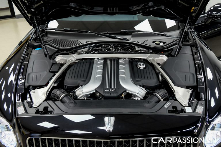 Vô-lăng xe có thiết kế 3 chấu, tích hợp một số nút chức năng hỗ trợ người lái, phía sau là bảng đồng hồ tốc độ hiện đại. Khu vực điều khiển giữa 2 ghế trước có các phím cứng, núm xoay lựa chọn 4 chế độ lái khác nhau bao gồm : Sport, Bentley, Custom và Comfort, đáp ứng những nhu cầu khác nhau của khách hàng.