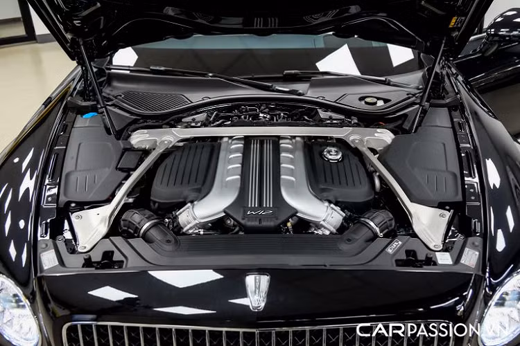 Vô-lăng xe có thiết kế 3 chấu, tích hợp một số nút chức năng hỗ trợ người lái, phía sau là bảng đồng hồ tốc độ hiện đại. Khu vực điều khiển giữa 2 ghế trước có các phím cứng, núm xoay lựa chọn 4 chế độ lái khác nhau bao gồm : Sport, Bentley, Custom và Comfort, đáp ứng những nhu cầu khác nhau của khách hàng.