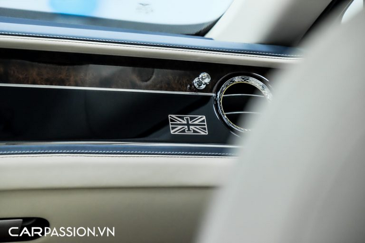 Với việc được chủ nhân lựa chọn phiên bản sản xuất giới hạn First Edition, chiếc Bentley Flying Spur 2020 này thuộc lô xe đầu tiên được bàn giao đến tay khách hàng. Bên cạnh lá cờ Anh “Union Jack” trên cột C, khoang nội thất còn được bổ sung bệ bước chân khắc chữ “First Edition” và một lá cờ nhỏ đặt cạnh hốc điều hòa bên ghế phụ.