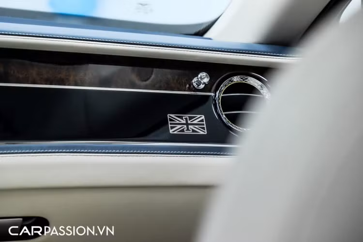 Với việc được chủ nhân lựa chọn phiên bản sản xuất giới hạn First Edition, chiếc Bentley Flying Spur 2020 này thuộc lô xe đầu tiên được bàn giao đến tay khách hàng. Bên cạnh lá cờ Anh “Union Jack” trên cột C, khoang nội thất còn được bổ sung bệ bước chân khắc chữ “First Edition” và một lá cờ nhỏ đặt cạnh hốc điều hòa bên ghế phụ.