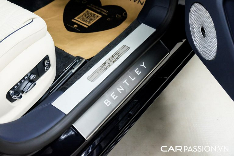 Dòng chữ Bentley với các chữ cái rời nhau đặt ở vị trí trung tâm, khách hàng có thể ấn vào logo Bentley để mở cốp. Hệ thống ống xả trên xe bao gồm chụp xả kép hình oval, đây là một đặc điểm nhận dạng của những chiếc Bentley sử dụng khối động cơ W12. Trong khi đó, biển thể V8 của chiếc Flying Spur thế hệ thứ 3 được bố trí với 4 chụp xả đi kèm logo V8 bên hông.