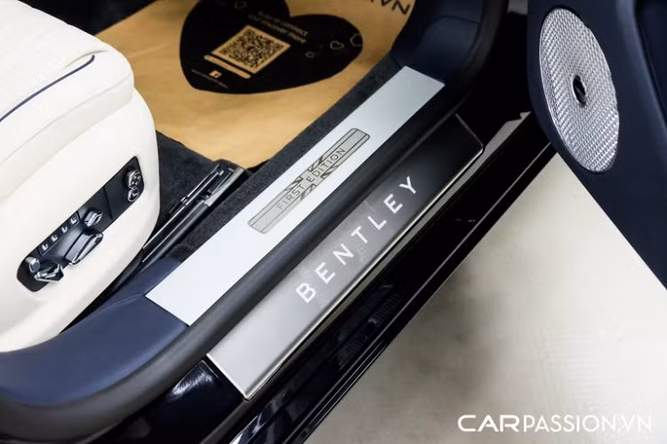 Dòng chữ Bentley với các chữ cái rời nhau đặt ở vị trí trung tâm, khách hàng có thể ấn vào logo Bentley để mở cốp. Hệ thống ống xả trên xe bao gồm chụp xả kép hình oval, đây là một đặc điểm nhận dạng của những chiếc Bentley sử dụng khối động cơ W12. Trong khi đó, biển thể V8 của chiếc Flying Spur thế hệ thứ 3 được bố trí với 4 chụp xả đi kèm logo V8 bên hông.