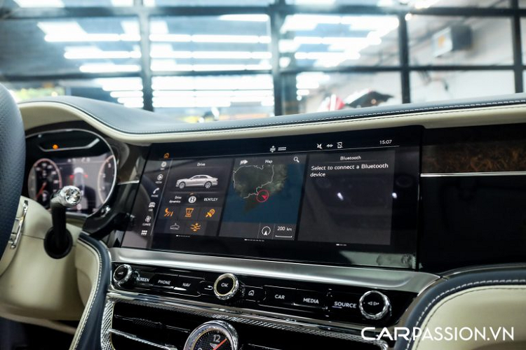 Xe sở hữu tùy chọn đèn chiếu sáng khi mở cửa sẽ hiện lên logo của thương hiệu Bentley. Nội thất của Flying Spur thế hệ mới được Bentley áp dụng thiết kế tương đồng với dòng xe Continental GT, lược giản các nút chức năng, đặc biệt là khu vực bảng điều khiển trung tâm được trang bị cụm xoay/ẩn 3 mặt “Bentley Rotating Display”, bao gồm một mặt với màn hình cảm ứng, mặt khác có sự hiện diện của cụm ba đồng hồ cơ học và mặt còn lại dùng để tạo sự liền mạch cho bảng táp-lô.