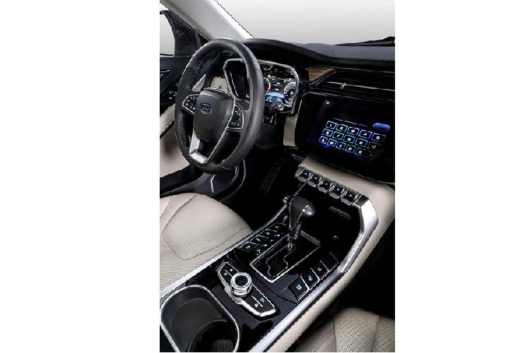 Ford Territory 2021 sở hữu phong cách thiết kế khá bắt mắt và nam tính. Ở phần đầu xe nổi bật với bộ mặt ca-lăng lục giác góc cạnh, hệ thống đèn chiếu sáng LED hiện đại, nắp ca-pô với đường gân dập nổi, mâm xe đa chấu thời trang, trụ C sơn đen ấn tượng, trần xe phía sau được thiết kế vát nhẹ xuống đuôi tạo kiểu dáng coupe...