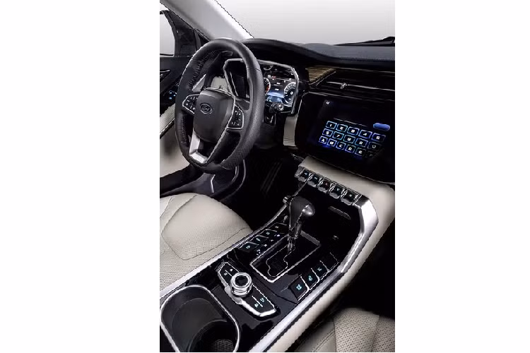 Ford Territory 2021 sở hữu phong cách thiết kế khá bắt mắt và nam tính. Ở phần đầu xe nổi bật với bộ mặt ca-lăng lục giác góc cạnh, hệ thống đèn chiếu sáng LED hiện đại, nắp ca-pô với đường gân dập nổi, mâm xe đa chấu thời trang, trụ C sơn đen ấn tượng, trần xe phía sau được thiết kế vát nhẹ xuống đuôi tạo kiểu dáng coupe...