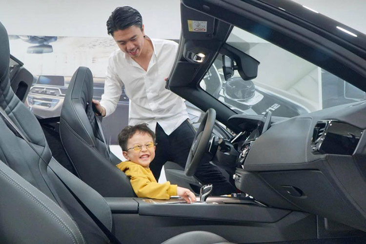 Không nằm ngoài dự đoán, đây sẽ là mẫu xe tiếp theo về dinh thự của đôi vợ chồng trẻ này, bầu bạn cùng loạt xe sang như Range Rover, BMW 4-Series, Ford Mustang và gần đây nhất là MINI Cooper. Tuy nhiên, chiếc xe thể thao BMW Z4 2020 này sẽ mang ý nghĩa đặc biệt đối với vợ chồng ca nương Kiều Anh, nguyên nhân bởi đây chính là mẫu xe kỉ niệm 5 ngày cưới đầy ngọt ngào.