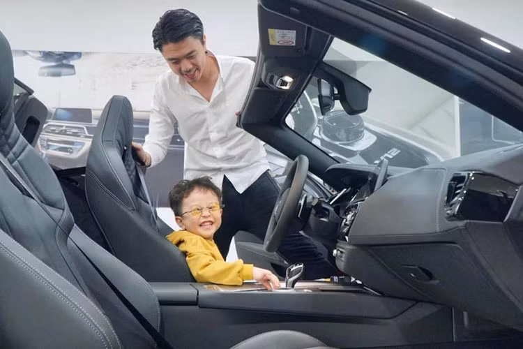 Không nằm ngoài dự đoán, đây sẽ là mẫu xe tiếp theo về dinh thự của đôi vợ chồng trẻ này, bầu bạn cùng loạt xe sang như Range Rover, BMW 4-Series, Ford Mustang và gần đây nhất là MINI Cooper. Tuy nhiên, chiếc xe thể thao BMW Z4 2020 này sẽ mang ý nghĩa đặc biệt đối với vợ chồng ca nương Kiều Anh, nguyên nhân bởi đây chính là mẫu xe kỉ niệm 5 ngày cưới đầy ngọt ngào.