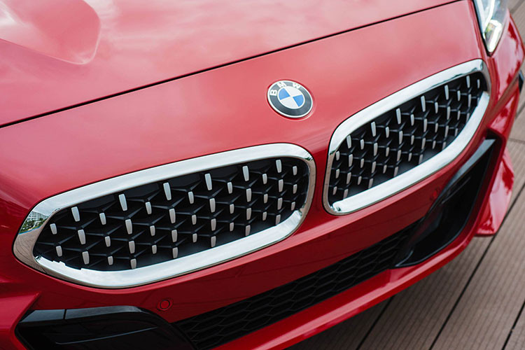 Được biết, để nhận được chiếc BMW Z4 2020 của Kiều Anh và chồng tậu đã phải chờ đợi gần 1 năm do dịch bệnh Covid-19 vẫn đang hoành hành trên toàn cầu khiến lịch xe về bị ảnh hưởng. BMW Z4 2020 là mẫu xe thể thao mui trần mới được THACO ra mắt trong thời gian gần đây, xe chỉ có duy nhất 1 phiên bản sDrive30i M Sport với giá xe BMW Z4 2020 đang niêm yết là 3,329 tỷ đồng.