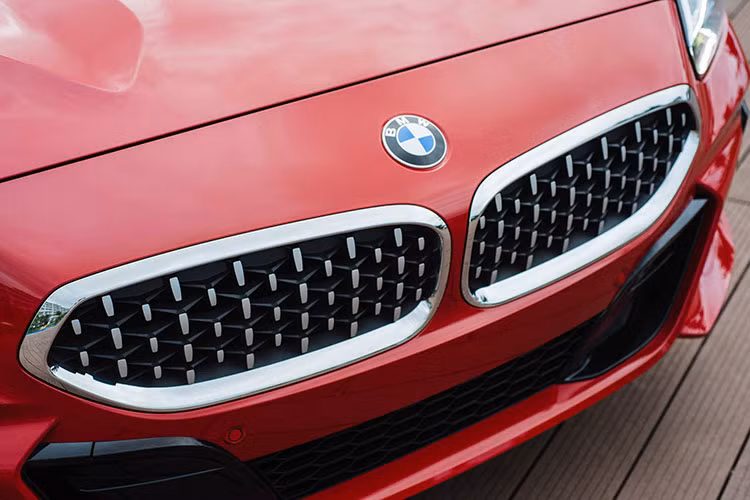 Được biết, để nhận được chiếc BMW Z4 2020 của Kiều Anh và chồng tậu đã phải chờ đợi gần 1 năm do dịch bệnh Covid-19 vẫn đang hoành hành trên toàn cầu khiến lịch xe về bị ảnh hưởng. BMW Z4 2020 là mẫu xe thể thao mui trần mới được THACO ra mắt trong thời gian gần đây, xe chỉ có duy nhất 1 phiên bản sDrive30i M Sport với giá xe BMW Z4 2020 đang niêm yết là 3,329 tỷ đồng.