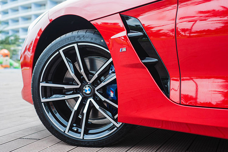 Ngoại thất BMW Z4 sDrive30i M-Sport mới chính hãng được trang bị bodykit và mâm 19 inch 5 chấu M Sport. Bên cạnh 2 món “đồ chơi” M Sport bao gồm: Vi sai thể thao và phanh M Sport. Nội thất BMW Z4 sDrive30i M-Sport ghế ngồi M Sport bọc da Vernasca, chỉnh điện.