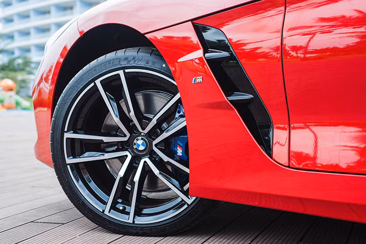 Ngoại thất BMW Z4 sDrive30i M-Sport mới chính hãng được trang bị bodykit và mâm 19 inch 5 chấu M Sport. Bên cạnh 2 món “đồ chơi” M Sport bao gồm: Vi sai thể thao và phanh M Sport. Nội thất BMW Z4 sDrive30i M-Sport ghế ngồi M Sport bọc da Vernasca, chỉnh điện.