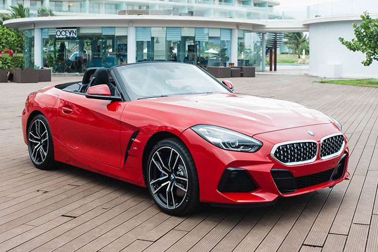 Nhìn chung, phân khúc xe mui trần hạng sang cỡ nhỏ này tại Việt Nam khá kén khách, phân khúc này chỉ đáp ứng được một phần nhỏ nhu cầu của khách mua xe trên thị trường. BMW Z4 thế hệ mới là một lựa chọn thích hợp dành cho các khách hàng trẻ tuổi, hay chị em đang tìm kiếm một mẫu xe mui trần mang thiết kế đẹp mắt, đem lại cảm giác lái thú vị.